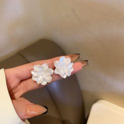 Alternative view of ERW077 Earrings, White Flowers